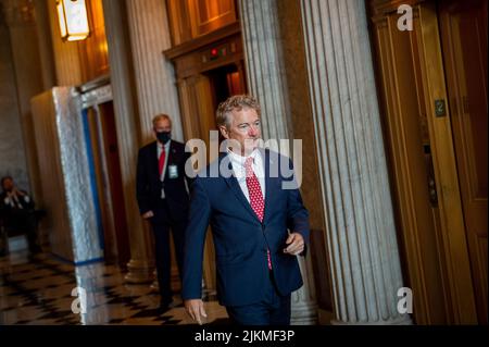 Washington, Vereinigte Staaten. 02. August 2022. Der US-Senator Rand Paul (Republikaner von Kentucky) trifft sich am Dienstag, den 2. August 2022, zum republikanischen politischen Mittagessen im US-Kapitol in Washington, DC. Kredit: Rod Lampey/CNP/dpa/Alamy Live Nachrichten Stockfoto