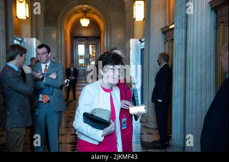 Washington, Vereinigte Staaten. 02. August 2022. Die Senatorin der Vereinigten Staaten, Susan Collins (Republikanerin von Maine), macht sich auf den Weg zum republikanischen politischen Mittagessen im US-Kapitol in Washington, DC, Dienstag, 2. August 2022. Kredit: Rod Lampey/CNP/dpa/Alamy Live Nachrichten Stockfoto