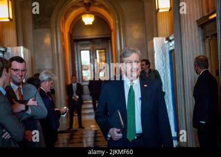 Washington, Vereinigte Staaten. 02. August 2022. Der US-Senator John Neely Kennedy (Republikaner von Louisiana) trifft sich am Dienstag, den 2. August 2022, zum republikanischen politischen Mittagessen im US-Kapitol in Washington, DC. Kredit: Rod Lampey/CNP/dpa/Alamy Live Nachrichten Stockfoto