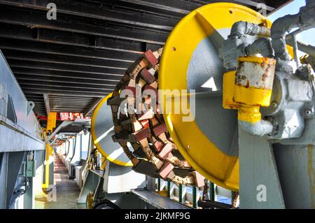 Deck des Containerschiffes. Nahaufnahme eines Teils des Schiffs. Stockfoto