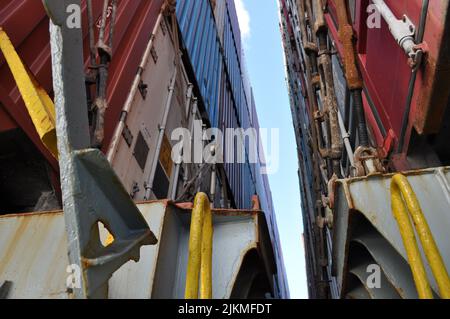 Deck des Containerschiffes. Nahaufnahme eines Teils des Schiffs. Stockfoto