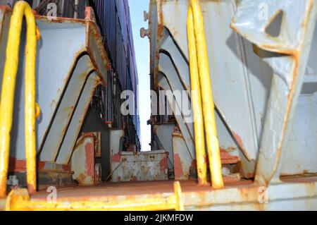 Deck des Containerschiffes. Nahaufnahme eines Teils des Schiffs. Stockfoto