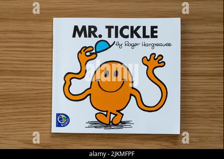 CHESTER, VEREINIGTES KÖNIGREICH - JULI 31. 2022: Mr Tickle, Titelbild der Mr Men-Buchreihe Stockfoto