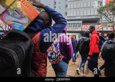 Nairobi, Kenia. 2. August 2022. Fußgänger laufen an den belebten Straßen des zentralen Geschäftsviertels von Nairobi in Kenia vorbei. Die meisten kenianischen Schulen wurden am 2. August 2022 für einen kurzen Zwischenurlaub geschlossen, nachdem der Minister des Bildungskabinetts (CS), Professor George Magoha, angeordnet hatte, genügend Zeit für die Vorbereitung der Parlamentswahlen am 9. August 2022 in Kenia zu schaffen. (Bild: © Donwilson Odhiambo/ZUMA Press Wire) Stockfoto