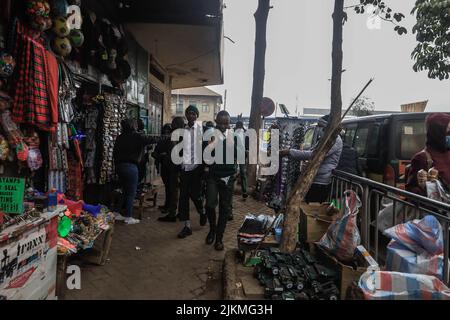 Nairobi, Kenia. 2. August 2022. Die Studenten gehen an den überfüllten Straßen im zentralen Geschäftsviertel von Nairobi vorbei und gehen nach Hause, nachdem George Magoha, Sekretär des Bildungskabinetts (CS), eine Anweisung erhalten hat, die Schulen zu schließen und den Weg für die Parlamentswahlen 2022 in Kenia zu ebnen. Die meisten kenianischen Schulen wurden am 2. August 2022 für einen kurzen Zwischenurlaub geschlossen, nachdem der Minister des Bildungskabinetts (CS), Professor George Magoha, angeordnet hatte, genügend Zeit für die Vorbereitung der Parlamentswahlen am 9. August 2022 in Kenia zu schaffen. (Bild: © Donwilson Odhiambo/ZUMA Press Wire) Stockfoto