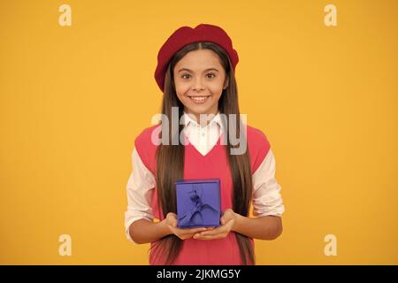 Tween und Jugend. Kaufen Sie ein Geschenk. Gutes Angebot. Happy french teen girl halten Geschenkbox. Stockfoto