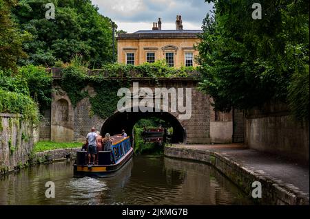 Barge nähert sich dem Cleveland-Tunnel, während sie den Avon-Kanal in Bath durchquert Stockfoto