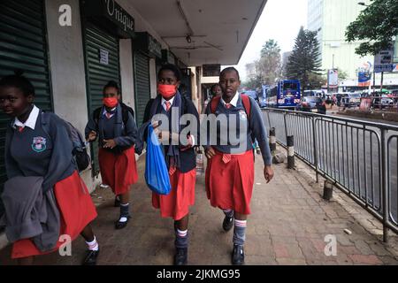 Nairobi, Kenia. 2. August 2022. Die Studenten gehen im zentralen Geschäftsviertel von Nairobi an den Straßen vorbei und gehen nach den Anweisungen des Ministers für Bildung (CS) George Magoha nach Hause, um die Schulen zu schließen und den Weg für die Parlamentswahlen 2022 in Kenia zu ebnen. Die meisten kenianischen Schulen wurden am 2. August 2022 für einen kurzen Zwischenurlaub geschlossen, nachdem der Minister des Bildungskabinetts (CS), Professor George Magoha, angeordnet hatte, genügend Zeit für die Vorbereitung der Parlamentswahlen am 9. August 2022 in Kenia zu schaffen. (Bild: © Donwilson Odhiambo/ZUMA Press Wire) Stockfoto