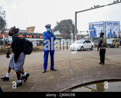 Nairobi, Kenia. 2. August 2022. In Nairobi, Kenia, stellt sich eine Verkehrspolizei auf den Straßen. Die meisten kenianischen Schulen wurden am 2. August 2022 für einen kurzen Zwischenurlaub geschlossen, nachdem der Minister des Bildungskabinetts (CS), Professor George Magoha, angeordnet hatte, genügend Zeit für die Vorbereitung der Parlamentswahlen am 9. August 2022 in Kenia zu schaffen. (Bild: © Donwilson Odhiambo/ZUMA Press Wire) Stockfoto