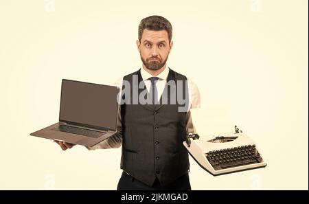 Verwirrt Chef isoliert auf weiß. Geschäftsmann halten vintage Schreibmaschine. Stockfoto