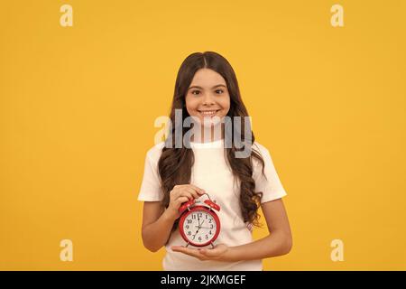 Happy teen Mädchen halten retro Wecker zeigt Zeit, Zeit Stockfoto