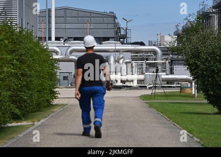 Das Werk. 2. August 2022. Bayerns Wirtschaftsminister Hubert Aiwanger besucht am 2.. August 2022 den Gasspeicher Haidach. Arbeiter im Werk. ?SVEN SIMON Photo Agency GmbH & Co. Press Photo KG # Princess-Luise-Str. 41 # 45479 M uelheim/R uhr # Tel 0208/9413250 # Fax. 0208/9413260 # GLS Bank # BLZ 430 609 67 # Konto 4030 025 100 # IBAN DE75 4306 0967 4030 0251 00 # BIC GENODEM1GLS # www.svensimon.net. Kredit: dpa/Alamy Live Nachrichten Stockfoto