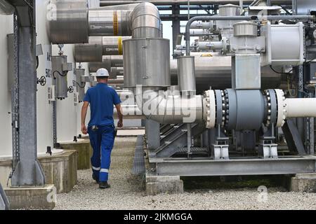 Das Werk. 2. August 2022. Bayerns Wirtschaftsminister Hubert Aiwanger besucht am 2.. August 2022 den Gasspeicher Haidach. Arbeiter im Werk. ?SVEN SIMON Photo Agency GmbH & Co. Press Photo KG # Princess-Luise-Str. 41 # 45479 M uelheim/R uhr # Tel 0208/9413250 # Fax. 0208/9413260 # GLS Bank # BLZ 430 609 67 # Konto 4030 025 100 # IBAN DE75 4306 0967 4030 0251 00 # BIC GENODEM1GLS # www.svensimon.net. Kredit: dpa/Alamy Live Nachrichten Stockfoto