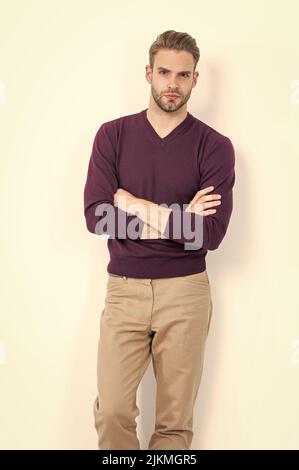 Seien Sie bequem und doch stilvoll. Ein hübscher Mann hält die Arme gekreuzt. Komfort ist unerlässlich Stockfoto