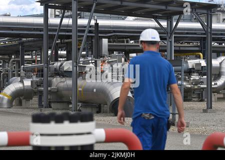 Das Werk. 2. August 2022. Bayerns Wirtschaftsminister Hubert Aiwanger besucht am 2.. August 2022 den Gasspeicher Haidach. Arbeiter im Werk. ?SVEN SIMON Photo Agency GmbH & Co. Press Photo KG # Princess-Luise-Str. 41 # 45479 M uelheim/R uhr # Tel 0208/9413250 # Fax. 0208/9413260 # GLS Bank # BLZ 430 609 67 # Konto 4030 025 100 # IBAN DE75 4306 0967 4030 0251 00 # BIC GENODEM1GLS # www.svensimon.net. Kredit: dpa/Alamy Live Nachrichten Stockfoto