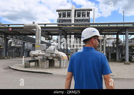 Das Werk. 2. August 2022. Bayerns Wirtschaftsminister Hubert Aiwanger besucht am 2.. August 2022 den Gasspeicher Haidach. Arbeiter im Werk. ?SVEN SIMON Photo Agency GmbH & Co. Press Photo KG # Princess-Luise-Str. 41 # 45479 M uelheim/R uhr # Tel 0208/9413250 # Fax. 0208/9413260 # GLS Bank # BLZ 430 609 67 # Konto 4030 025 100 # IBAN DE75 4306 0967 4030 0251 00 # BIC GENODEM1GLS # www.svensimon.net. Kredit: dpa/Alamy Live Nachrichten Stockfoto