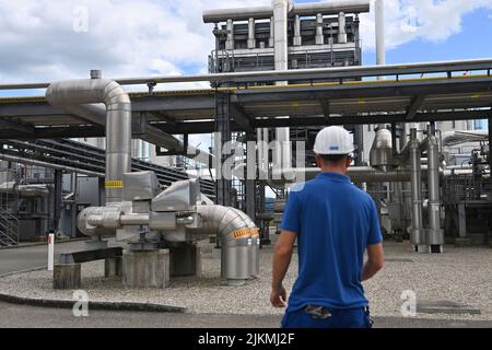 Das Werk. 2. August 2022. Bayerns Wirtschaftsminister Hubert Aiwanger besucht am 2.. August 2022 den Gasspeicher Haidach. Arbeiter im Werk. ?SVEN SIMON Photo Agency GmbH & Co. Press Photo KG # Princess-Luise-Str. 41 # 45479 M uelheim/R uhr # Tel 0208/9413250 # Fax. 0208/9413260 # GLS Bank # BLZ 430 609 67 # Konto 4030 025 100 # IBAN DE75 4306 0967 4030 0251 00 # BIC GENODEM1GLS # www.svensimon.net. Kredit: dpa/Alamy Live Nachrichten Stockfoto