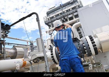 Das Werk. 2. August 2022. Bayerns Wirtschaftsminister Hubert Aiwanger besucht am 2.. August 2022 den Gasspeicher Haidach. Arbeiter im Werk. ?SVEN SIMON Photo Agency GmbH & Co. Press Photo KG # Princess-Luise-Str. 41 # 45479 M uelheim/R uhr # Tel 0208/9413250 # Fax. 0208/9413260 # GLS Bank # BLZ 430 609 67 # Konto 4030 025 100 # IBAN DE75 4306 0967 4030 0251 00 # BIC GENODEM1GLS # www.svensimon.net. Kredit: dpa/Alamy Live Nachrichten Stockfoto