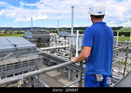 Das Werk. 2. August 2022. Bayerns Wirtschaftsminister Hubert Aiwanger besucht am 2.. August 2022 den Gasspeicher Haidach. Arbeiter im Werk. ?SVEN SIMON Photo Agency GmbH & Co. Press Photo KG # Princess-Luise-Str. 41 # 45479 M uelheim/R uhr # Tel 0208/9413250 # Fax. 0208/9413260 # GLS Bank # BLZ 430 609 67 # Konto 4030 025 100 # IBAN DE75 4306 0967 4030 0251 00 # BIC GENODEM1GLS # www.svensimon.net. Kredit: dpa/Alamy Live Nachrichten Stockfoto