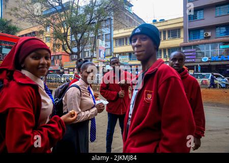 Nairobi, Kenia. 2. August 2022. Die Studenten gehen im zentralen Geschäftsviertel von Nairobi an den Straßen vorbei und gehen nach den Anweisungen des Ministers für Bildung (CS) George Magoha nach Hause, um die Schulen zu schließen und den Weg für die Parlamentswahlen 2022 in Kenia zu ebnen. Die meisten kenianischen Schulen wurden am 2. August 2022 für einen kurzen Zwischenurlaub geschlossen, nachdem der Minister des Bildungskabinetts (CS), Professor George Magoha, angeordnet hatte, genügend Zeit für die Vorbereitung der Parlamentswahlen am 9. August 2022 in Kenia zu schaffen. (Bild: © Donwilson Odhiambo/ZUMA Press Wire) Stockfoto