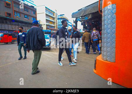 Nairobi, Kenia. 2. August 2022. Fußgänger laufen an den belebten Straßen des zentralen Geschäftsviertels von Nairobi in Kenia vorbei. Die meisten kenianischen Schulen wurden am 2. August 2022 für einen kurzen Zwischenurlaub geschlossen, nachdem der Minister des Bildungskabinetts (CS), Professor George Magoha, angeordnet hatte, genügend Zeit für die Vorbereitung der Parlamentswahlen am 9. August 2022 in Kenia zu schaffen. (Bild: © Donwilson Odhiambo/ZUMA Press Wire) Stockfoto