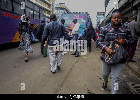 Nairobi, Kenia. 2. August 2022. Fußgänger laufen an den belebten Straßen des zentralen Geschäftsviertels von Nairobi in Kenia vorbei. Die meisten kenianischen Schulen wurden am 2. August 2022 für einen kurzen Zwischenurlaub geschlossen, nachdem der Minister des Bildungskabinetts (CS), Professor George Magoha, angeordnet hatte, genügend Zeit für die Vorbereitung der Parlamentswahlen am 9. August 2022 in Kenia zu schaffen. (Bild: © Donwilson Odhiambo/ZUMA Press Wire) Stockfoto