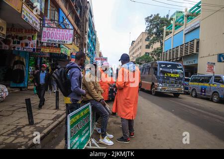 Nairobi, Kenia. 2. August 2022. Fußgänger sitzen an den Straßen des Nairobi Central Business District in Kenia. Die meisten kenianischen Schulen wurden am 2. August 2022 für einen kurzen Zwischenurlaub geschlossen, nachdem der Minister des Bildungskabinetts (CS), Professor George Magoha, angeordnet hatte, genügend Zeit für die Vorbereitung der Parlamentswahlen am 9. August 2022 in Kenia zu schaffen. (Bild: © Donwilson Odhiambo/ZUMA Press Wire) Stockfoto