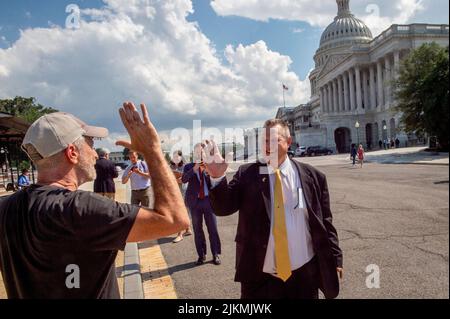 Washington, Vereinigte Staaten Von Amerika. 02. August 2022. Der US-Senator Jon Tester (Demokrat von Montana), rechts, wird von dem Komiker und Veteranen-Aktivisten Jon Stewart begrüßt, links, nachdem er sich mit Veteranen vor der erwarteten endgültigen Verabschiedung eines Gesetzes für Veteranen mit toxischen Expositions-Erkrankungen vor dem US-Kapitol in Washington, DC, am Dienstag, den 2. August, 2022. Quelle: Rod Lampey/CNP/Sipa USA Quelle: SIPA USA/Alamy Live News Stockfoto