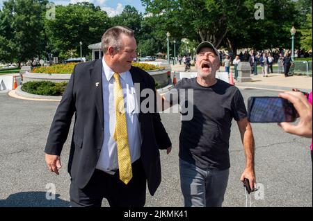 Washington, Vereinigte Staaten Von Amerika. 02. August 2022. Der US-Senator Jon Tester (Demokrat von Montana), links, wird von dem Komiker und Veteranen-Aktivisten Jon Stewart, rechts, begrüßt, nachdem er sich mit Veteranen vor der erwarteten endgültigen Verabschiedung eines Gesetzes für Veteranen mit toxischen Expositions-Erkrankungen vor dem US-Kapitol in Washington, DC, am Dienstag, den 2. August, 2022. Quelle: Rod Lampey/CNP/Sipa USA Quelle: SIPA USA/Alamy Live News Stockfoto