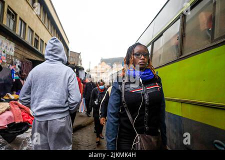 Nairobi, Kenia. 2. August 2022. Fußgänger laufen an den belebten Straßen des zentralen Geschäftsviertels von Nairobi in Kenia vorbei. Die meisten kenianischen Schulen wurden am 2. August 2022 für einen kurzen Zwischenurlaub geschlossen, nachdem der Minister des Bildungskabinetts (CS), Professor George Magoha, angeordnet hatte, genügend Zeit für die Vorbereitung der Parlamentswahlen am 9. August 2022 in Kenia zu schaffen. (Bild: © Donwilson Odhiambo/ZUMA Press Wire) Stockfoto