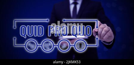 Inspiration mit Schild Quid Pro Quo. Unternehmensübersicht Ein Vorteil oder eine Gunst, die als Gegenleistung für etwas Geschäftsmann in der Anzughaltung gewährt oder erwartet wird Stockfoto