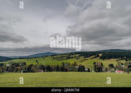 Nationalpark Riesengebirge im Frühling. Berglandschaft der Riesengebirgslandschaft, Böhmen. Bergwiesen, Gipfel und Wald des Riesengebirges, Tschechien. Stockfoto