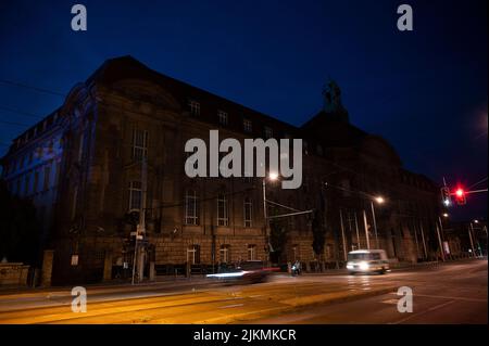 Berlin, Deutschland. 02. August 2022. Die Fassade des Bundesministeriums für Wirtschaft und Klimaschutz ist nicht beleuchtet. Das Ausschalten der façade-Beleuchtung spart laut Ministerium pro Jahr rund 5.000 kWh Strom. Quelle: Christophe Gateau/dpa/Alamy Live News Stockfoto