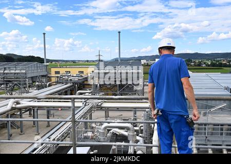 Das Werk. 2. August 2022. Bayerns Wirtschaftsminister Hubert Aiwanger besucht am 2.. August 2022 den Gasspeicher Haidach. Arbeiter im Werk. ?SVEN SIMON Photo Agency GmbH & Co. Press Photo KG # Princess-Luise-Str. 41 # 45479 M uelheim/R uhr # Tel 0208/9413250 # Fax. 0208/9413260 # GLS Bank # BLZ 430 609 67 # Konto 4030 025 100 # IBAN DE75 4306 0967 4030 0251 00 # BIC GENODEM1GLS # www.svensimon.net. Kredit: dpa/Alamy Live Nachrichten Stockfoto