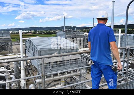 Das Werk. 2. August 2022. Bayerns Wirtschaftsminister Hubert Aiwanger besucht am 2.. August 2022 den Gasspeicher Haidach. Arbeiter im Werk. ?SVEN SIMON Photo Agency GmbH & Co. Press Photo KG # Princess-Luise-Str. 41 # 45479 M uelheim/R uhr # Tel 0208/9413250 # Fax. 0208/9413260 # GLS Bank # BLZ 430 609 67 # Konto 4030 025 100 # IBAN DE75 4306 0967 4030 0251 00 # BIC GENODEM1GLS # www.svensimon.net. Kredit: dpa/Alamy Live Nachrichten Stockfoto