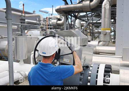 Das Werk. 2. August 2022. Bayerns Wirtschaftsminister Hubert Aiwanger besucht am 2.. August 2022 den Gasspeicher Haidach. Arbeiter im Werk. ?SVEN SIMON Photo Agency GmbH & Co. Press Photo KG # Princess-Luise-Str. 41 # 45479 M uelheim/R uhr # Tel 0208/9413250 # Fax. 0208/9413260 # GLS Bank # BLZ 430 609 67 # Konto 4030 025 100 # IBAN DE75 4306 0967 4030 0251 00 # BIC GENODEM1GLS # www.svensimon.net. Kredit: dpa/Alamy Live Nachrichten Stockfoto