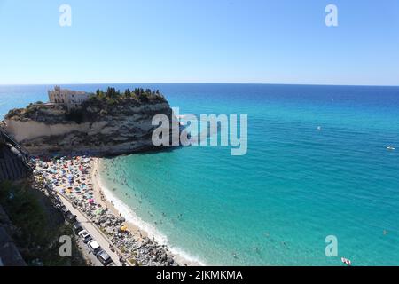 Tropea, Italia.1 agosto 2022. La spiaggia della Rotonda affollatta nella prima giornata di agosto Credit: Antonio Nardelli / Alamy Live News Stockfoto