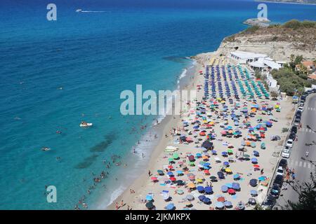 Tropea, Italia.1 agosto 2022. La spiaggia della Rotonda affollatta nella prima giornata di agosto Credit: Antonio Nardelli / Alamy Live News Stockfoto