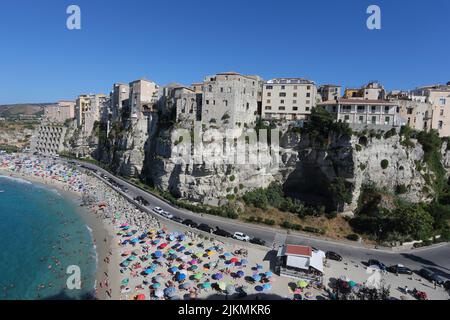 Tropea, Italia.1 agosto 2022. La spiaggia della Rotonda affollatta nella prima giornata di agosto Credit: Antonio Nardelli / Alamy Live News Stockfoto