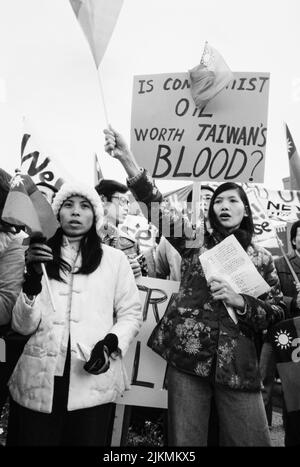 Carters Präsenz in Plains zieht taiwanesischen Protest an 24. Dezember 1978 die nationalistischen Chinesen wurden heute in Plains entfesselt. (Plains, Georgia) etwa 400 skandierende, mit Bannern tragende taiwanesische Amerikaner marschierten zum Zentrum von Präsident Jimmy Carters Heimatstadt, um gegen die diplomatische Anerkennung der Volksrepublik China durch die USA zu protestieren, während der Präsident vier Blocks entfernt zu Hause war. Ken Hawkins Foto. Stockfoto