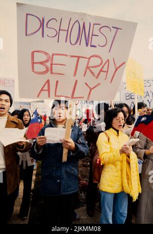 Carters Präsenz in Plains zieht taiwanesischen Protest an 24. Dezember 1978 die nationalistischen Chinesen wurden heute in Plains entfesselt. (Plains, Georgia) etwa 400 skandierende, mit Bannern tragende taiwanesische Amerikaner marschierten zum Zentrum von Präsident Jimmy Carters Heimatstadt, um gegen die diplomatische Anerkennung der Volksrepublik China durch die USA zu protestieren, während der Präsident vier Blocks entfernt zu Hause war. Ken Hawkins Foto. Stockfoto