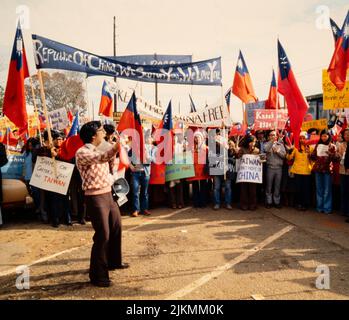 Carters Präsenz in Plains zieht taiwanesischen Protest an 24. Dezember 1978 die nationalistischen Chinesen wurden heute in Plains entfesselt. (Plains, Georgia) etwa 400 skandierende, mit Bannern tragende taiwanesische Amerikaner marschierten zum Zentrum von Präsident Jimmy Carters Heimatstadt, um gegen die diplomatische Anerkennung der Volksrepublik China durch die USA zu protestieren, während der Präsident vier Blocks entfernt zu Hause war. Ken Hawkins Foto. Stockfoto