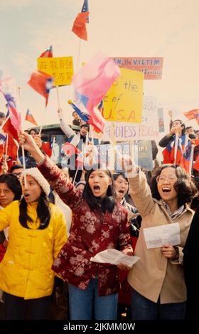 Carters Präsenz in Plains zieht taiwanesischen Protest an 24. Dezember 1978 die nationalistischen Chinesen wurden heute in Plains entfesselt. (Plains, Georgia) etwa 400 skandierende, mit Bannern tragende taiwanesische Amerikaner marschierten zum Zentrum von Präsident Jimmy Carters Heimatstadt, um gegen die diplomatische Anerkennung der Volksrepublik China durch die USA zu protestieren, während der Präsident vier Blocks entfernt zu Hause war. Ken Hawkins Foto. Stockfoto