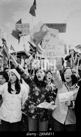 Carters Präsenz in Plains zieht taiwanesischen Protest an 24. Dezember 1978 die nationalistischen Chinesen wurden heute in Plains entfesselt. (Plains, Georgia) etwa 400 skandierende, mit Bannern tragende taiwanesische Amerikaner marschierten zum Zentrum von Präsident Jimmy Carters Heimatstadt, um gegen die diplomatische Anerkennung der Volksrepublik China durch die USA zu protestieren, während der Präsident vier Blocks entfernt zu Hause war. Ken Hawkins Foto. Stockfoto