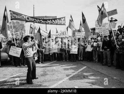 Carters Präsenz in Plains zieht taiwanesischen Protest an 24. Dezember 1978 die nationalistischen Chinesen wurden heute in Plains entfesselt. (Plains, Georgia) etwa 400 skandierende, mit Bannern tragende taiwanesische Amerikaner marschierten zum Zentrum von Präsident Jimmy Carters Heimatstadt, um gegen die diplomatische Anerkennung der Volksrepublik China durch die USA zu protestieren, während der Präsident vier Blocks entfernt zu Hause war. Ken Hawkins Foto. Stockfoto