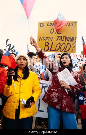 Carters Präsenz in Plains zieht taiwanesischen Protest an 24. Dezember 1978 die nationalistischen Chinesen wurden heute in Plains entfesselt. (Plains, Georgia) etwa 400 skandierende, mit Bannern tragende taiwanesische Amerikaner marschierten zum Zentrum von Präsident Jimmy Carters Heimatstadt, um gegen die diplomatische Anerkennung der Volksrepublik China durch die USA zu protestieren, während der Präsident vier Blocks entfernt zu Hause war. Ken Hawkins Foto. Stockfoto