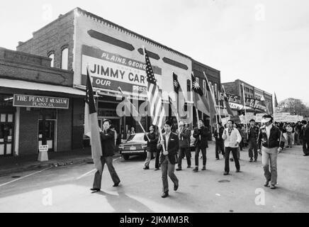 Carters Präsenz in Plains zieht taiwanesischen Protest an 24. Dezember 1978 die nationalistischen Chinesen wurden heute in Plains entfesselt. (Plains, Georgia) etwa 400 skandierende, mit Bannern tragende taiwanesische Amerikaner marschierten zum Zentrum von Präsident Jimmy Carters Heimatstadt, um gegen die diplomatische Anerkennung der Volksrepublik China durch die USA zu protestieren, während der Präsident vier Blocks entfernt zu Hause war. Ken Hawkins Foto. Stockfoto