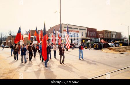 Carters Präsenz in Plains zieht taiwanesischen Protest an 24. Dezember 1978 die nationalistischen Chinesen wurden heute in Plains entfesselt. (Plains, Georgia) etwa 400 skandierende, mit Bannern tragende taiwanesische Amerikaner marschierten zum Zentrum von Präsident Jimmy Carters Heimatstadt, um gegen die diplomatische Anerkennung der Volksrepublik China durch die USA zu protestieren, während der Präsident vier Blocks entfernt zu Hause war. Ken Hawkins Foto. Stockfoto