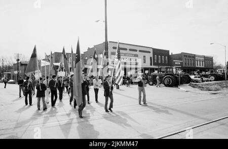 Carters Präsenz in Plains zieht taiwanesischen Protest an 24. Dezember 1978 die nationalistischen Chinesen wurden heute in Plains entfesselt. (Plains, Georgia) etwa 400 skandierende, mit Bannern tragende taiwanesische Amerikaner marschierten zum Zentrum von Präsident Jimmy Carters Heimatstadt, um gegen die diplomatische Anerkennung der Volksrepublik China durch die USA zu protestieren, während der Präsident vier Blocks entfernt zu Hause war. Ken Hawkins Foto. Stockfoto