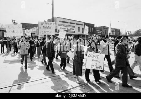 Carters Präsenz in Plains zieht taiwanesischen Protest an 24. Dezember 1978 die nationalistischen Chinesen wurden heute in Plains entfesselt. (Plains, Georgia) etwa 400 skandierende, mit Bannern tragende taiwanesische Amerikaner marschierten zum Zentrum von Präsident Jimmy Carters Heimatstadt, um gegen die diplomatische Anerkennung der Volksrepublik China durch die USA zu protestieren, während der Präsident vier Blocks entfernt zu Hause war. Ken Hawkins Foto. Stockfoto